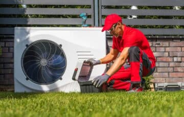 Operaio in manutenzione sul motore di una pompa di calore